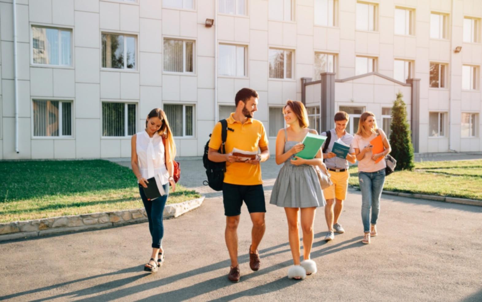 Momento di riflessione e crescita personale durante una sessione di sviluppo della resilienza