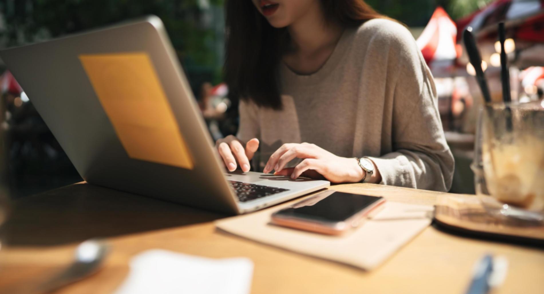 Ambiente di apprendimento tranquillo con materiali per la gestione dello stress