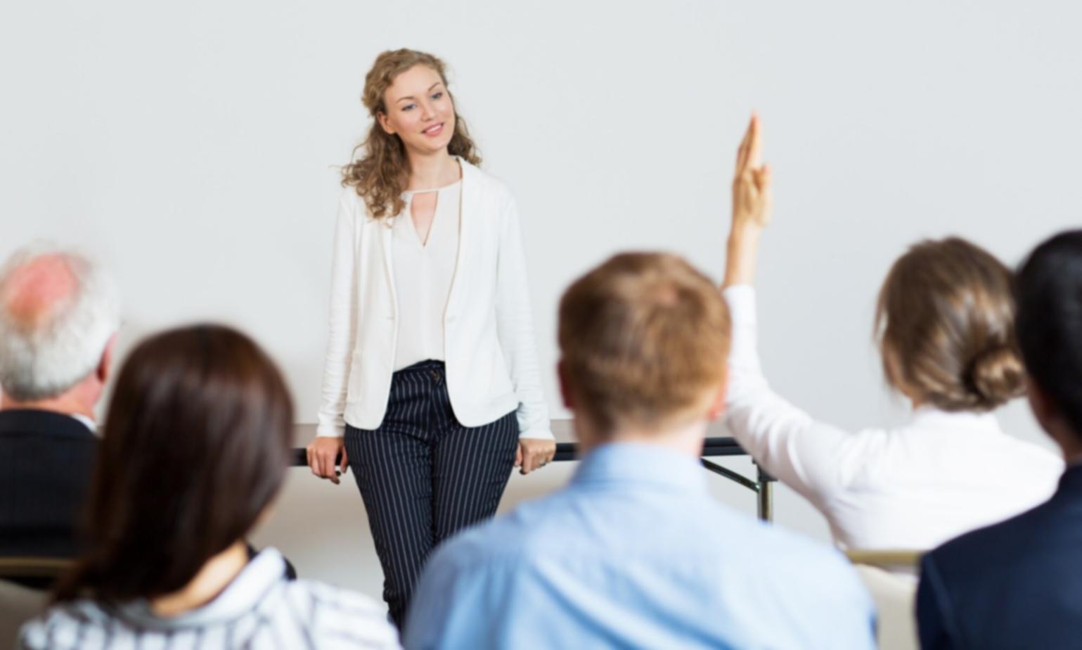 Gruppo di persone in una sessione di formazione sulla gestione dello stress, ambiente sereno e professionale
